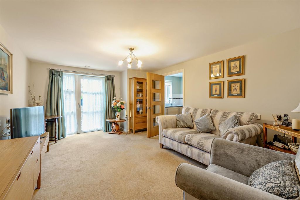 Property photo 2 of 22 8682486-Interior13-800.Jpg