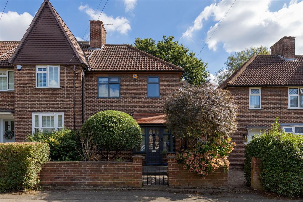 Property photo 1 of 32 Manor Farm Drive, E4