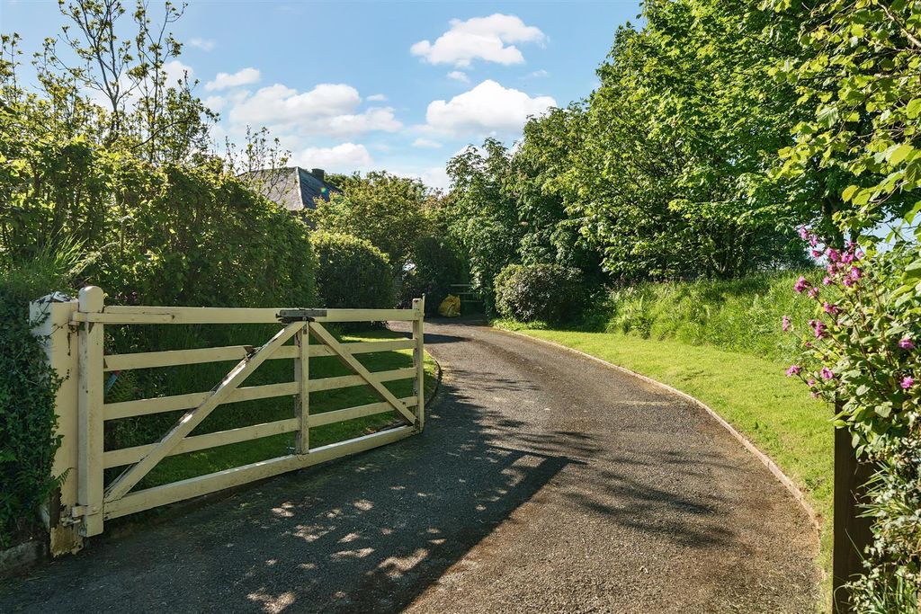 Property photo 2 of 21 Ladywell Entrance.Jpg