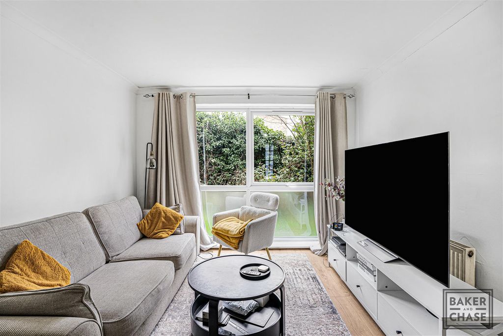 Property photo 3 of 15 Lounge