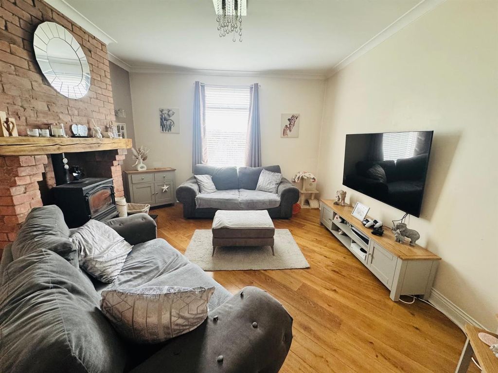 Property photo 3 of 14 Lounge