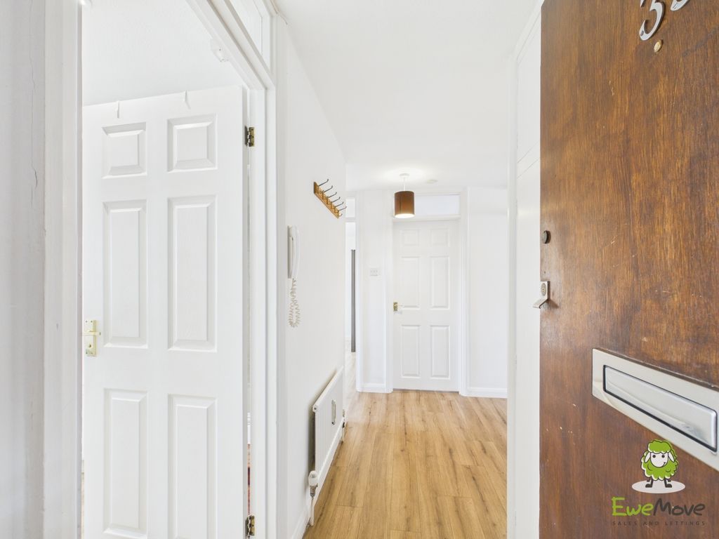 Property photo 3 of 18 Ewemove Estate Agents Basingstoke - Sylvia Close -
