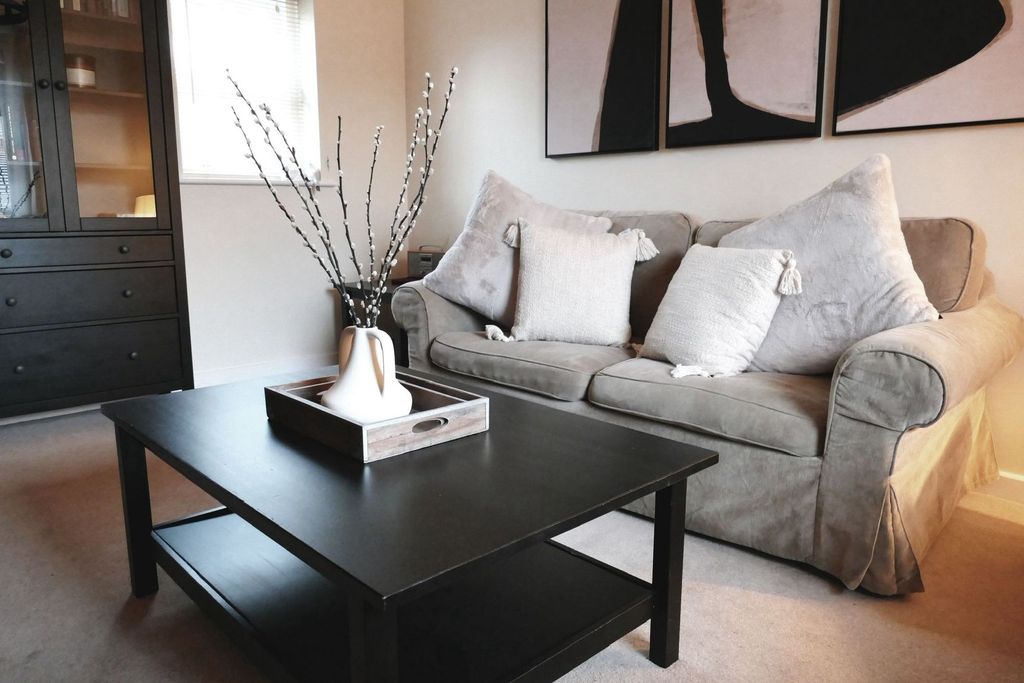 Property photo 3 of 17 Living Room