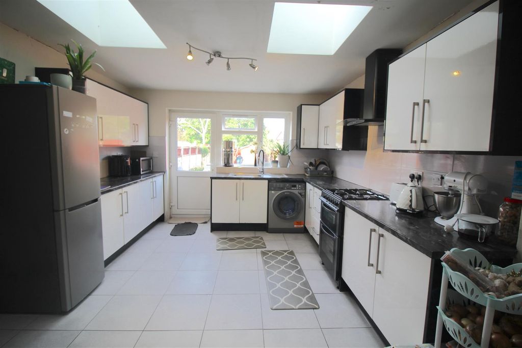 Property photo 2 of 11 Kitchen