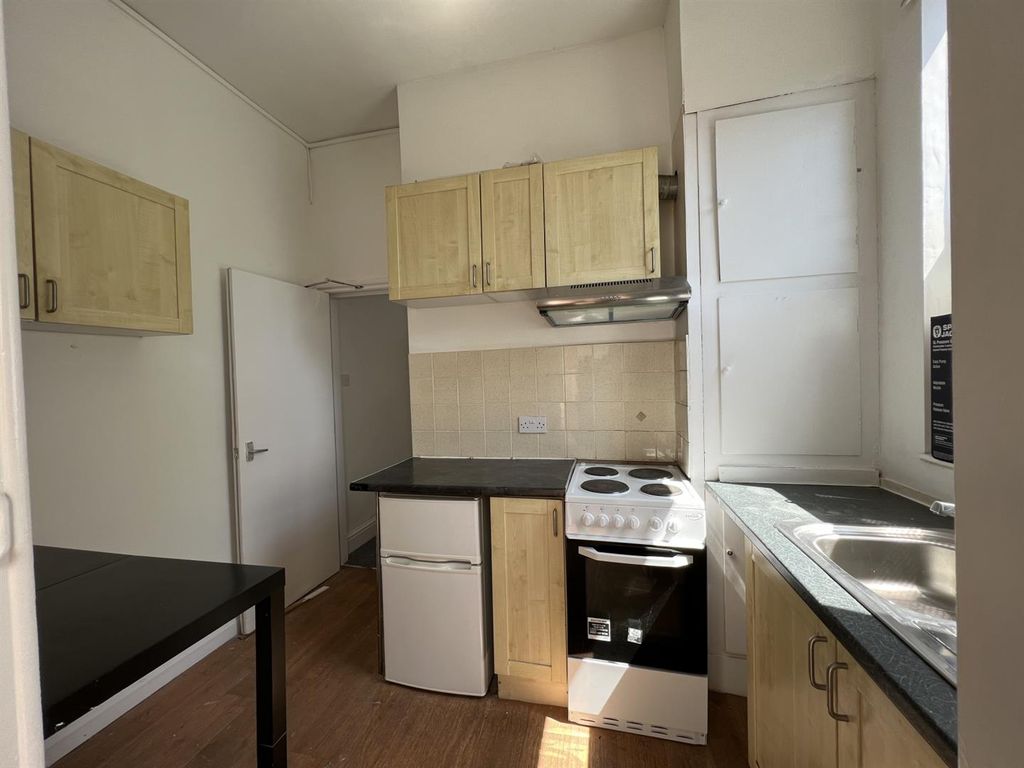 Property photo 2 of 6 Kitchen