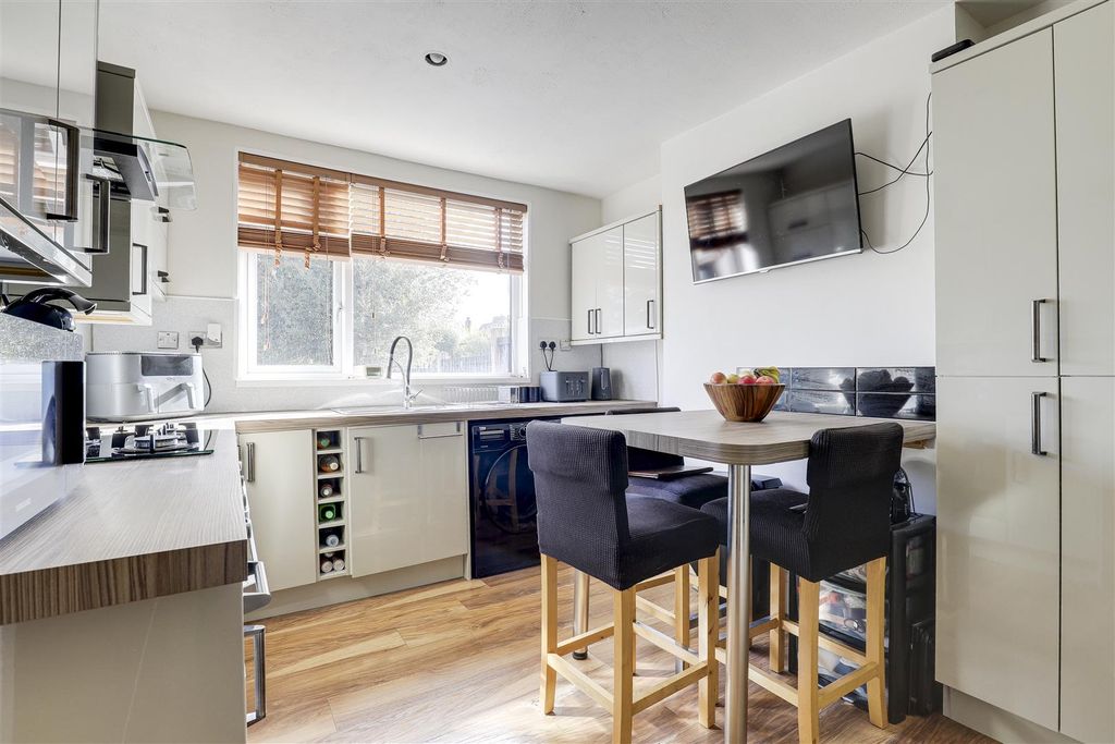 Property photo 3 of 18 10227.Jpg