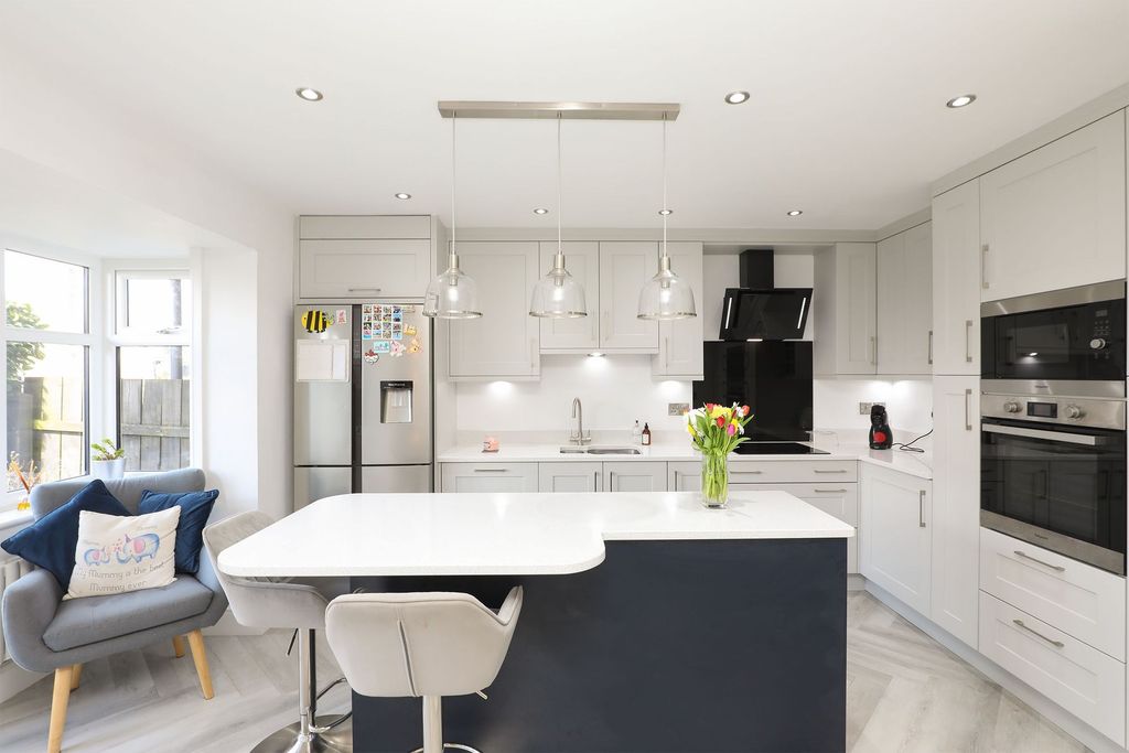 Property photo 3 of 27