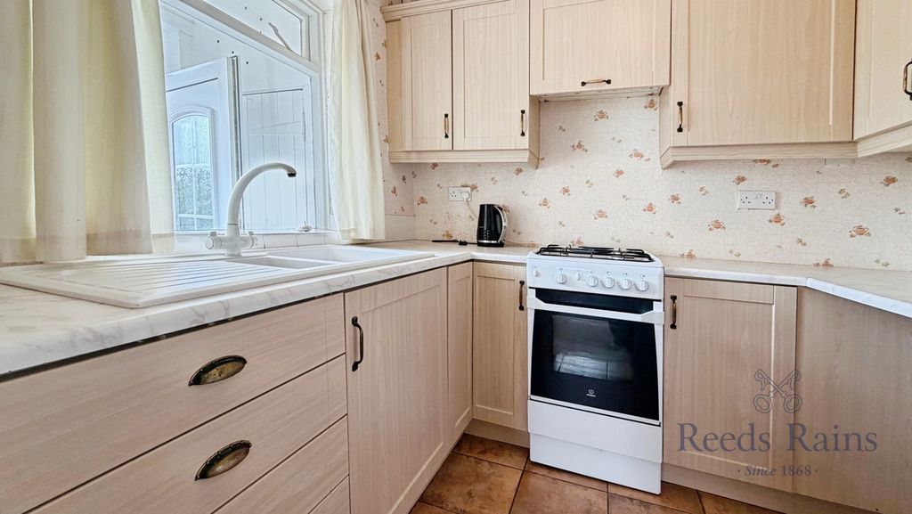 Property photo 3 of 9 Kitchen