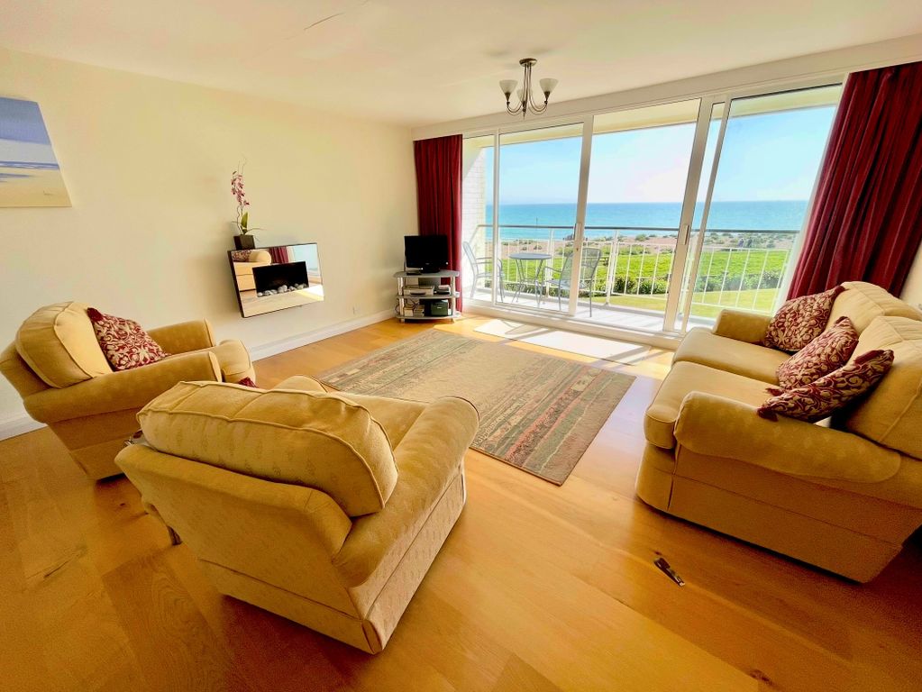 Property photo 3 of 16 74 Jelicoe Court Lounge