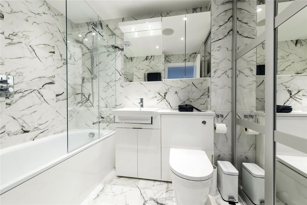 Property photo 1 of 8 Bathroom