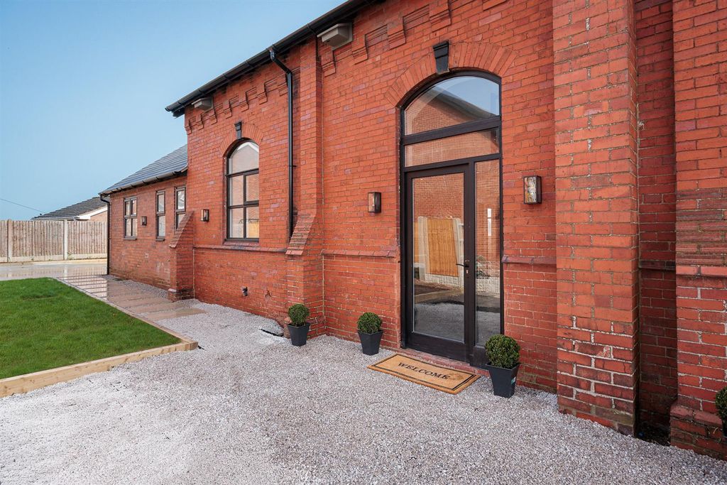 Property photo 2 of 31 Side Entrance