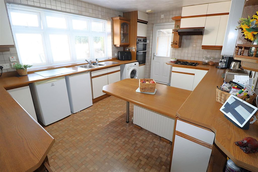 Property photo 3 of 28 Kitchen