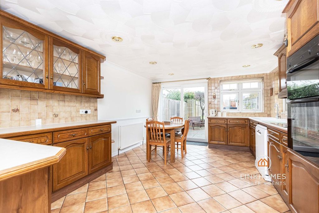 Property photo 2 of 32