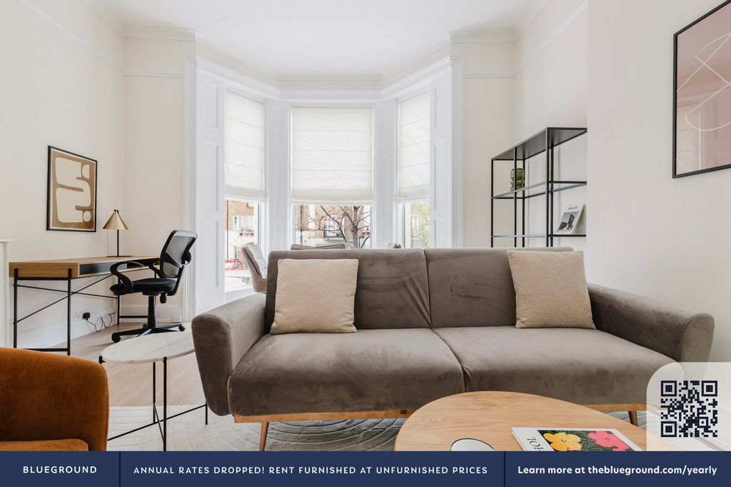 Property photo 3 of 21 Living Room