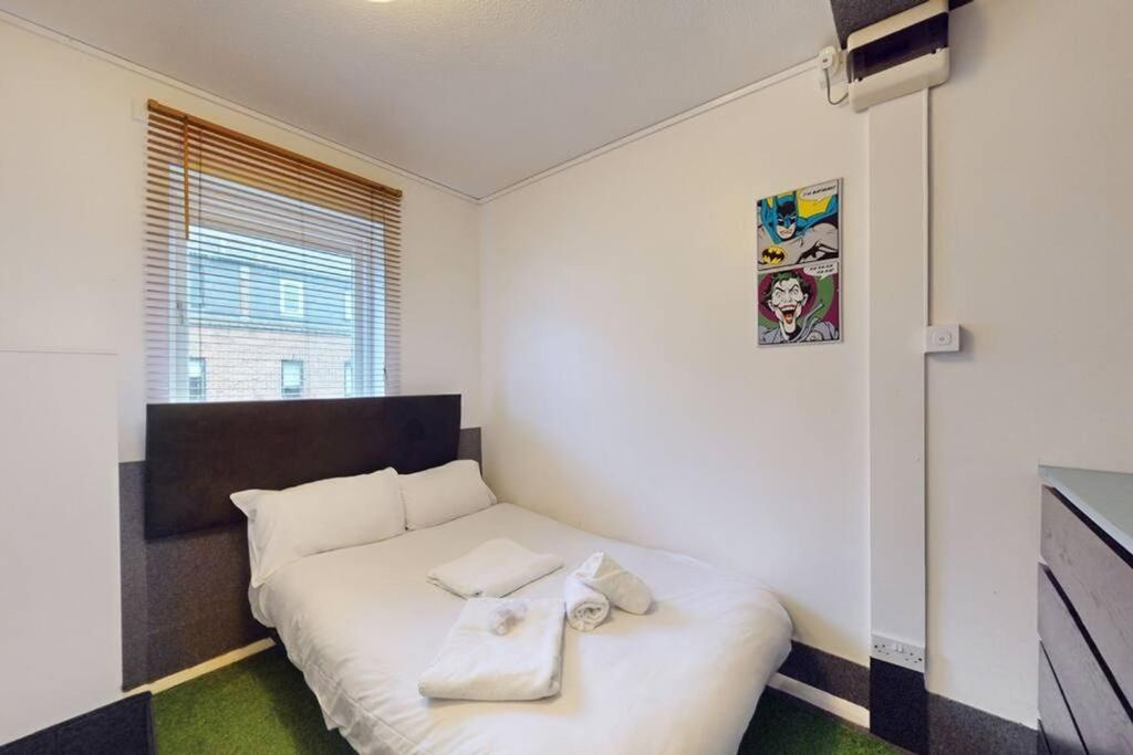 Property photo 3 of 9 A Bright And Tidy Double Bedroom Featuring Modern ...