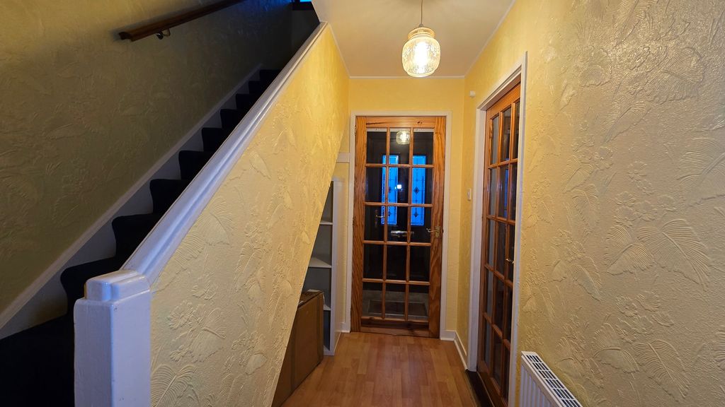 Property photo 3 of 9 Burnett Place - Hallway