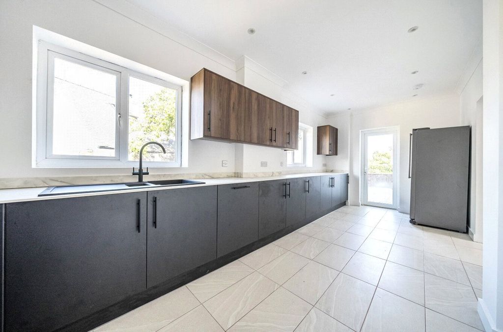 Property photo 2 of 23 1350771-21-68c2ce...