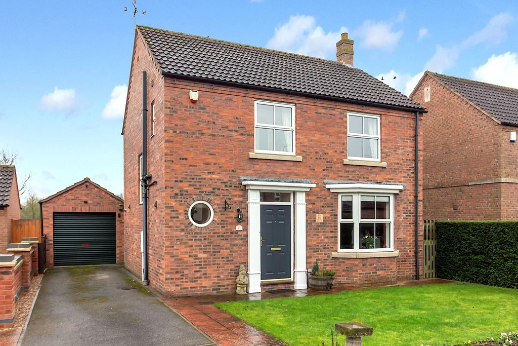 Property photo 1 of 18 12 Halifax Close - Front