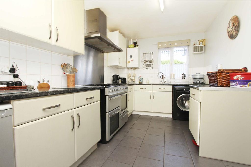 Property photo 3 of 10 Kitchen