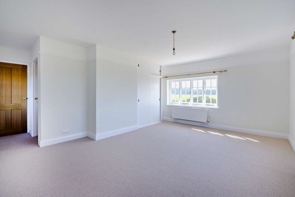 Property photo 3 of 11 8546740Interior02800