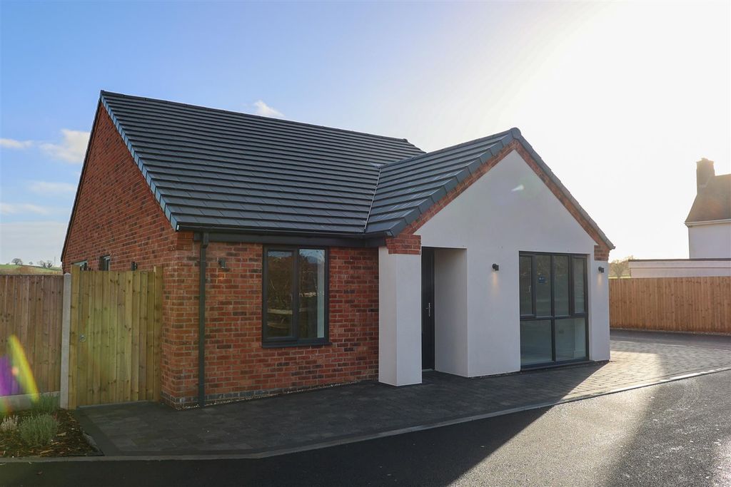 Property photo 1 of 26 Copper Beech Close-1.Jpg