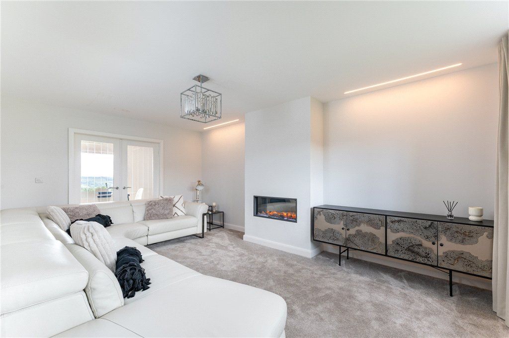 Property photo 3 of 38 Lounge