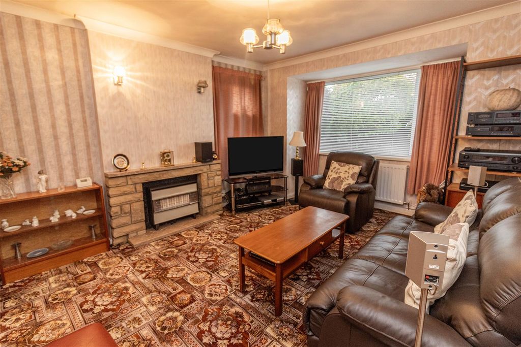 Property photo 2 of 17 Lounge