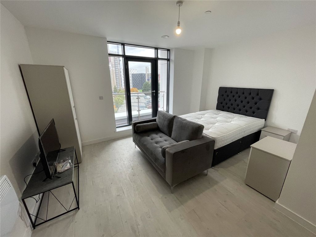 Property photo 1 of 6 Bedroom/Lounge