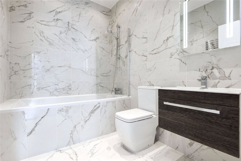 Property photo 2 of 9 Bathroom