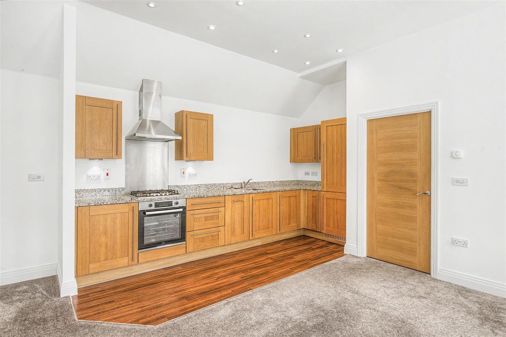 Property photo 2 of 12 Mortimer-Crescent-05.Jpg