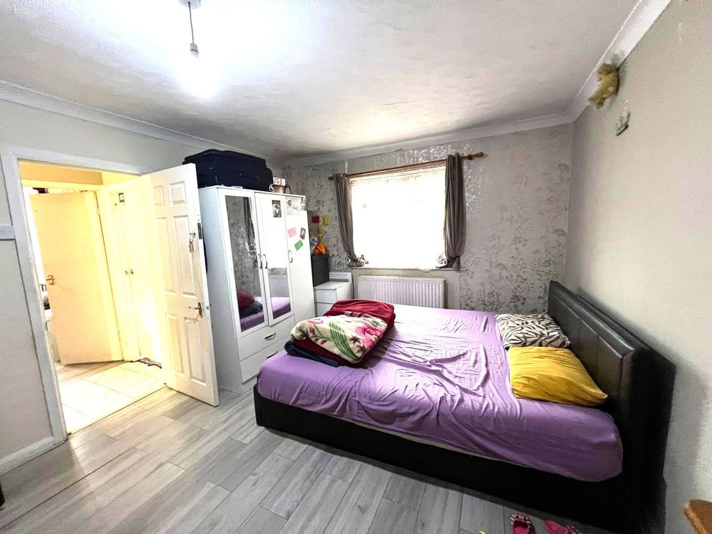 Property photo 1 of 11 Two Bedroom Ground Floor Flat Close To Chadwel Heath Station- Garden And Parking