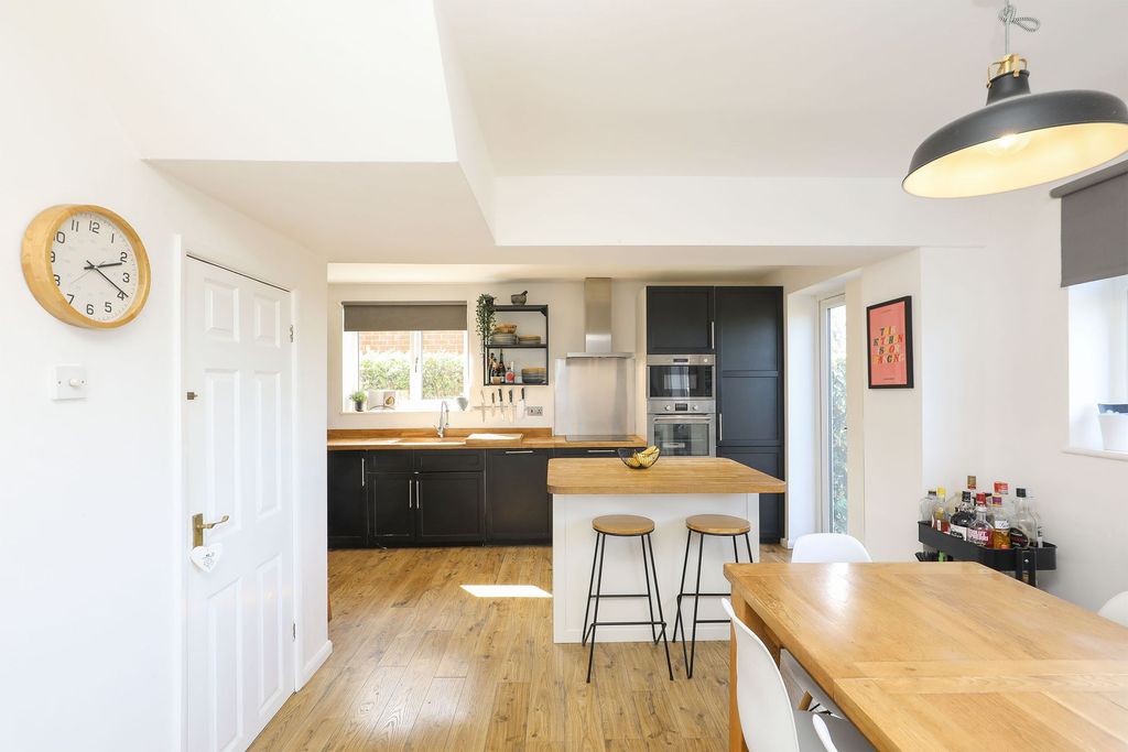 Property photo 2 of 27