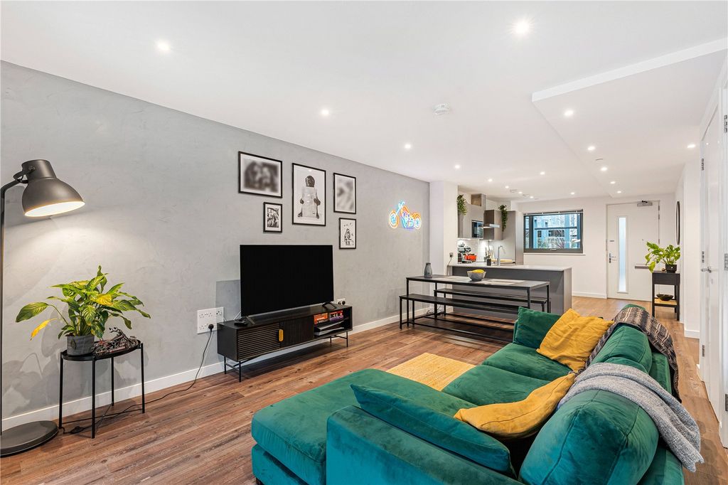 Property photo 3 of 24 Reception/Kitchen