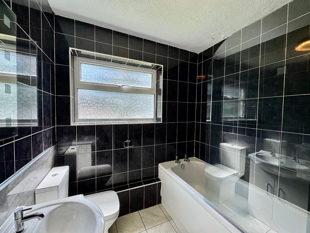 Property photo 3 of 9 Bathroom