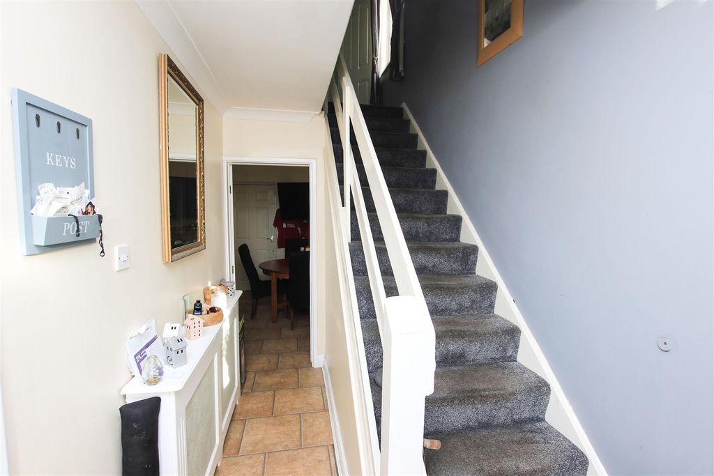 Property photo 2 of 12 Entrance Hall