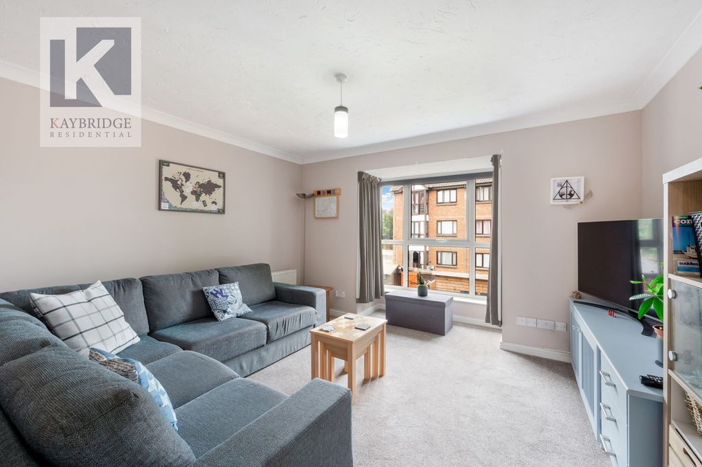 Property photo 3 of 16 Farriers Road, Epsom - Kt17 1Lp
