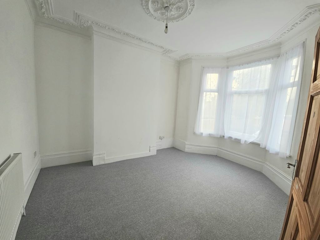 Property photo 1 of 11 Cover