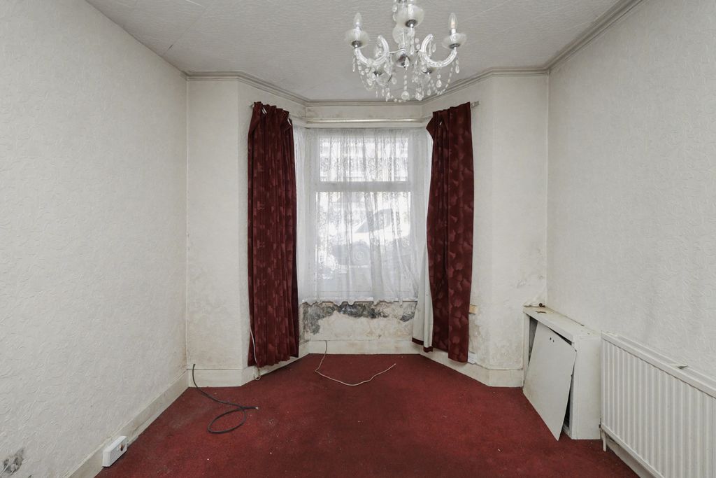 Property photo 2 of 19 31 Garfield Road, Enfield, London, En3 4Rp