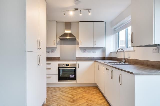 Property photo 3 of 10 Kitchen