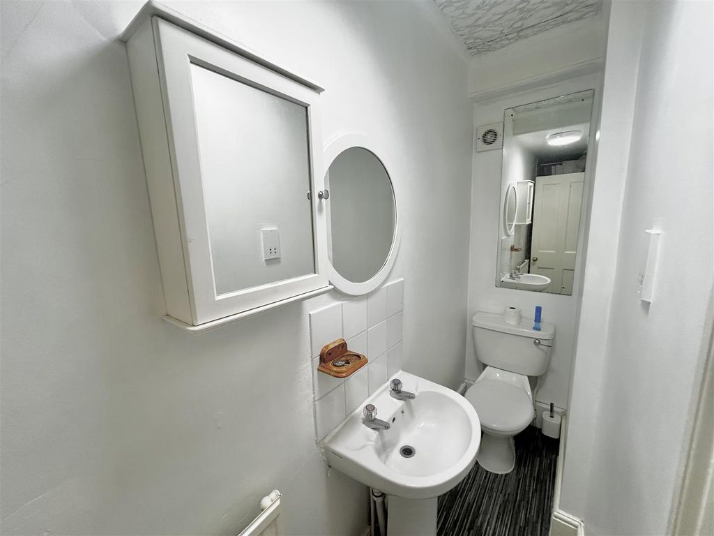 Property photo 3 of 8 Bathroom