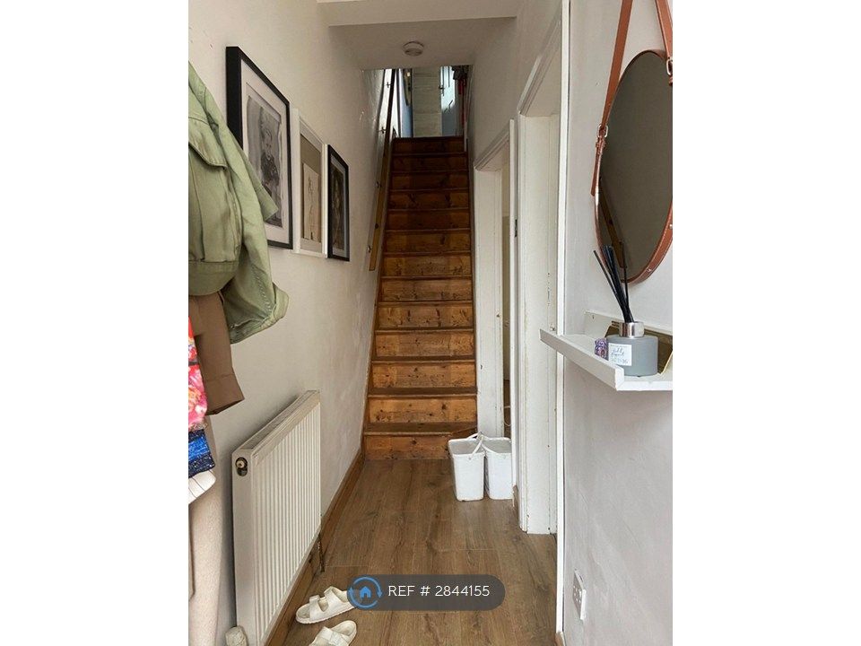 Property photo 2 of 19 Entrance Hall