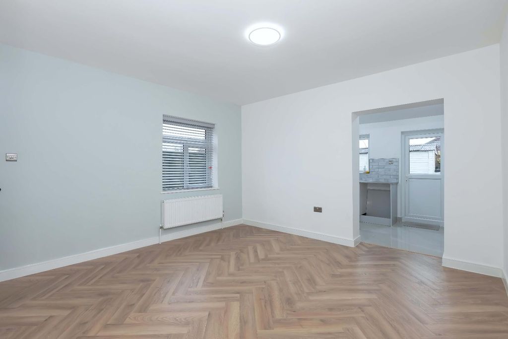 Property photo 3 of 21 Freshbrook.Jpg