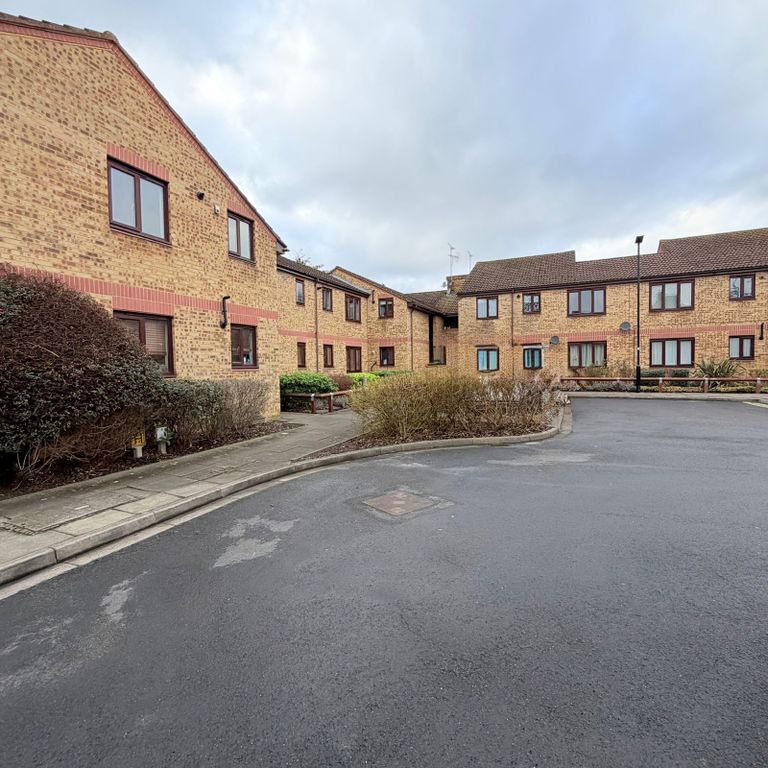 Property photo 1 of 7 1 Bed Flat To Rent Larkham Close, Feltham Tw13