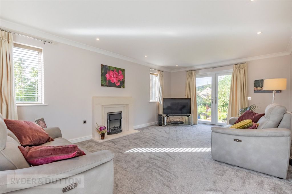 Property photo 1 of 31 Lounge