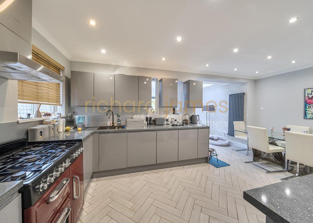 Property photo 3 of 21 c9Cfaf24-A7d0-4d07-A030-4136Bb12916B.Jpg