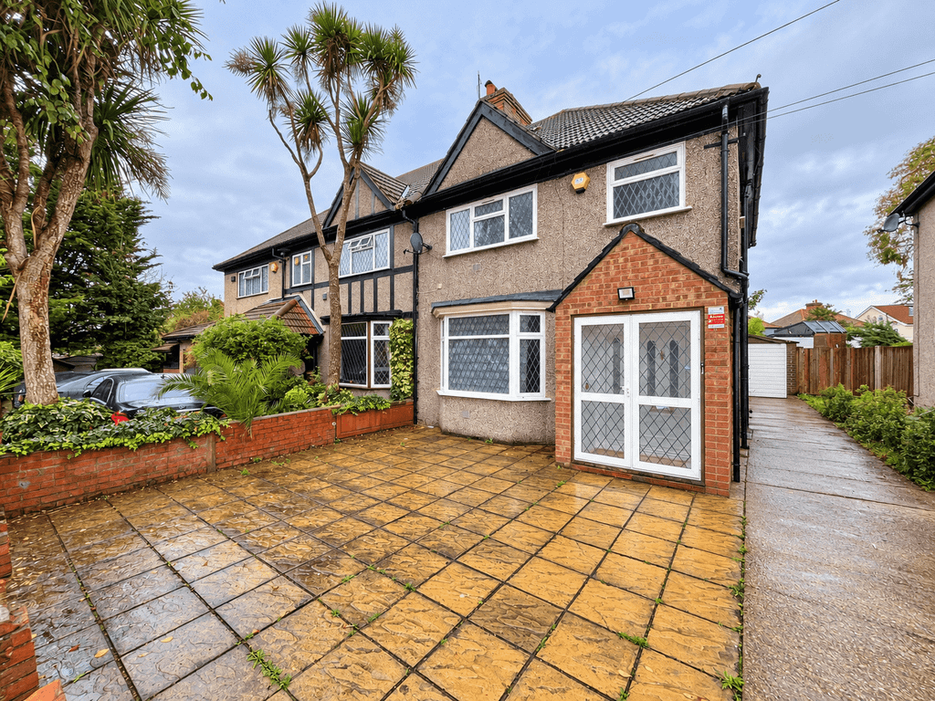 Property photo 1 of 13 3 Bed Semi-Detached House To Rent Gresham Road, Hounslow Tw3