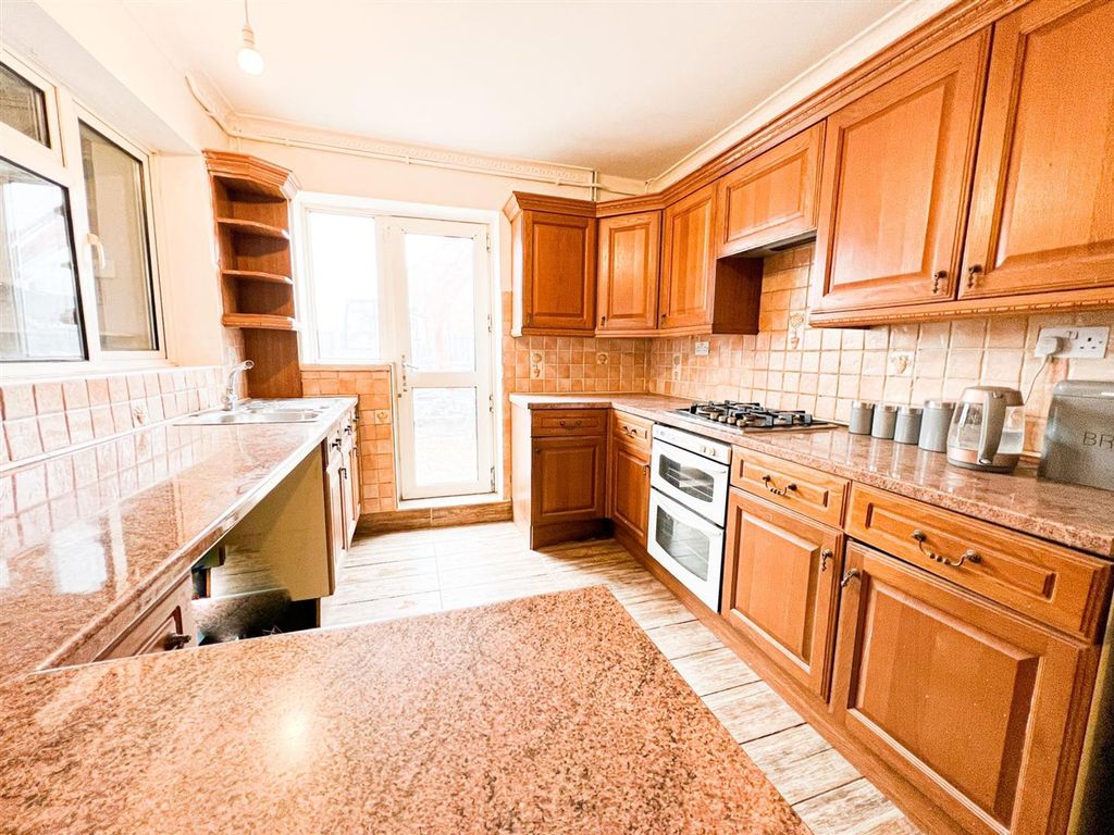 Property photo 2 of 19 Prescott Rd En8