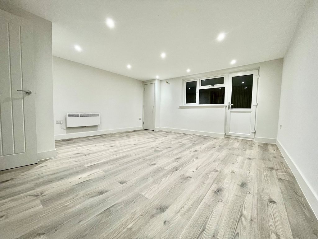 Property photo 2 of 12 Picture 2