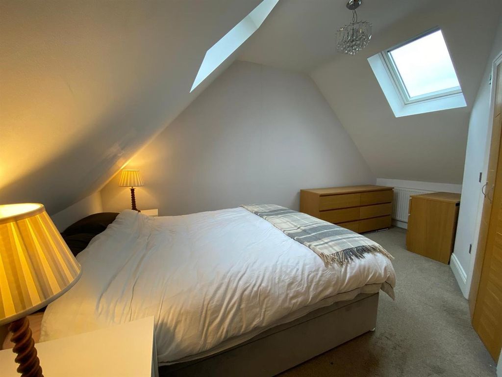 Property photo 3 of 8 Master Bed.Jpg