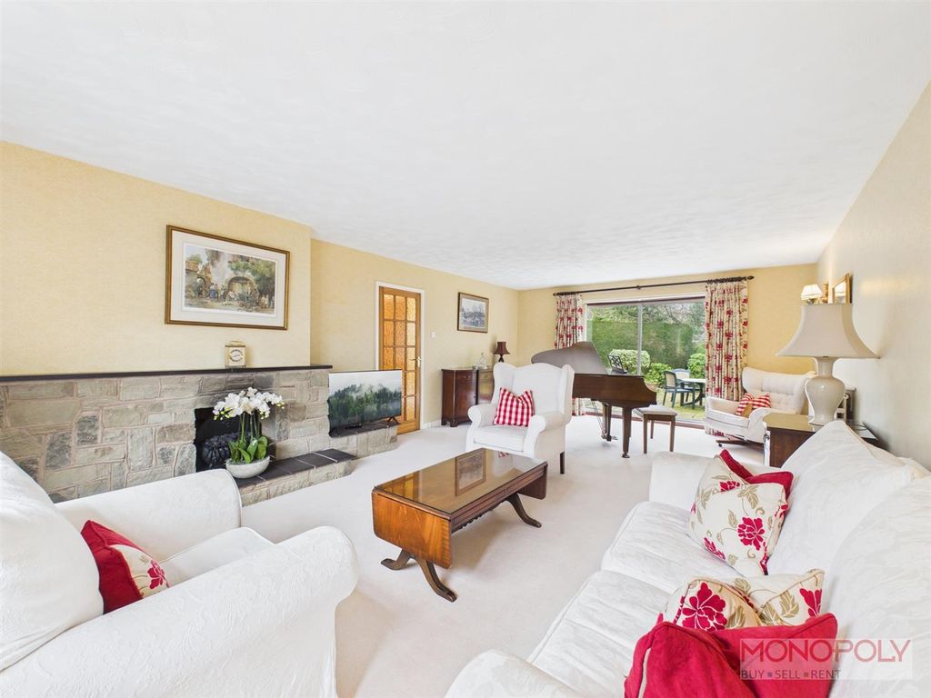 Property photo 3 of 30 Lounge